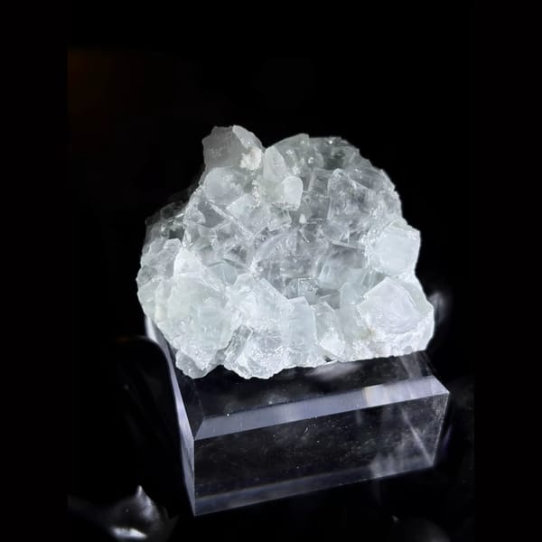 Clear cubic fluorite cluster from Xianghualing — complete view