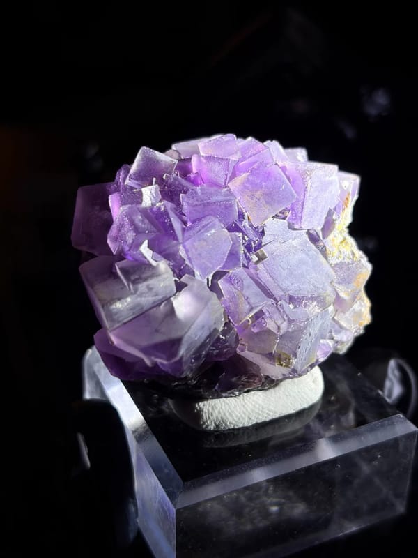 Complete main face of purple cubic fluorite from Weishan