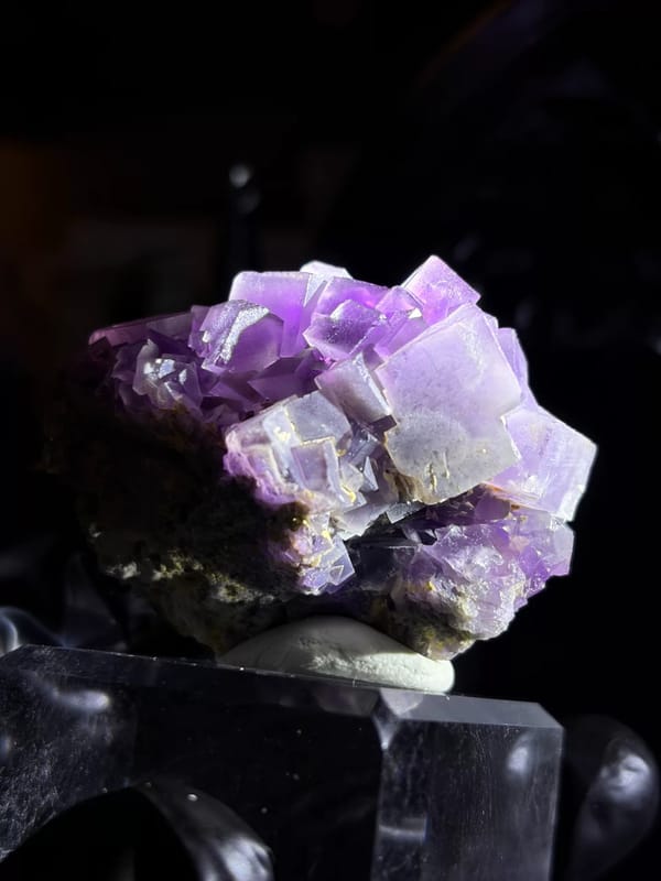 Complete side and reverse face of the porcelain-textured fluorite