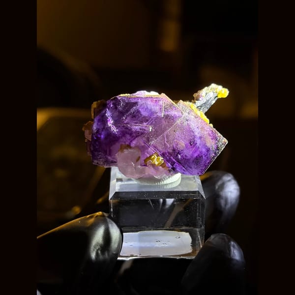 Purple fluorite with wolframite and siderite — complete view