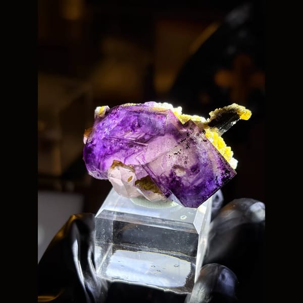 Purple fluorite with wolframite and siderite — alternate view