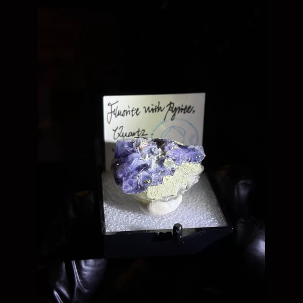 Blue-violet fluorite on quartz from Piaotang — complete view