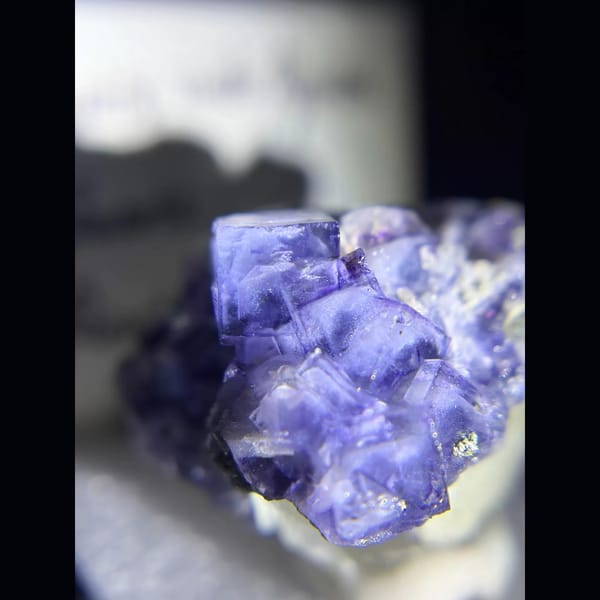 Blue-violet fluorite on quartz from Piaotang — detail view