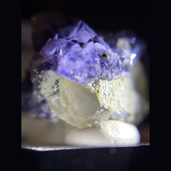 Blue-violet fluorite on quartz from Piaotang — detail view