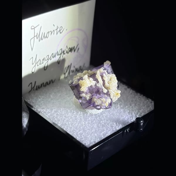 Pale purple fluorite with muscovite from Yaogangxian — complete view