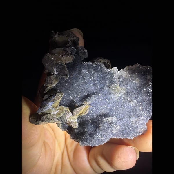 Lilac grey sugary calcite with quartz from Longyan — complete view