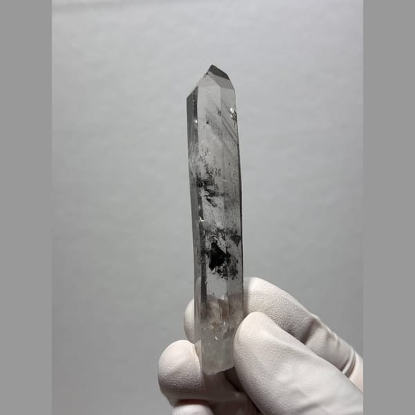 Jinkouhe quartz floater 8.5 cm — complete view