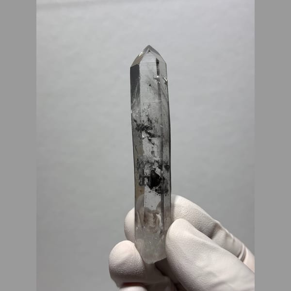 Jinkouhe quartz floater 8.5 cm — detail view