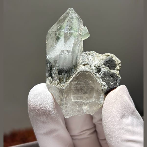Yaogangxian quartz with fluorite — complete view