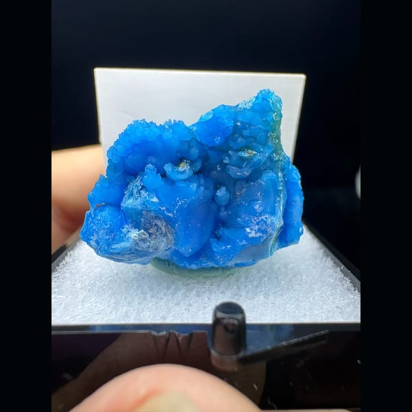 Vivid blue allophane from Qinglong — complete view