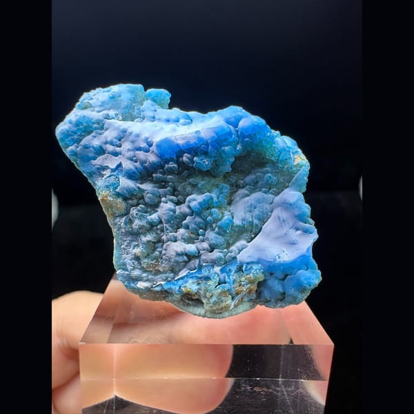 Cyan blue allophane wave from Qinglong — complete view