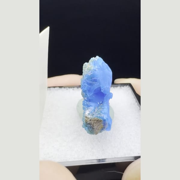 Vivid blue allophane thumbnail from Qinglong — detail view