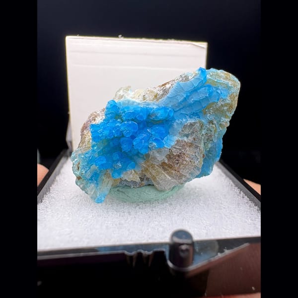 Blue allophane with creedite from Qinglong — complete view