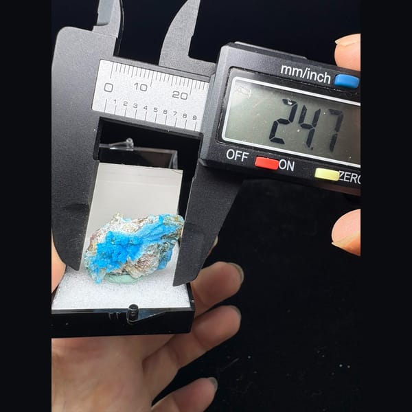 Blue allophane with creedite from Qinglong — alternate view