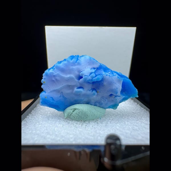Neon blue allophane from Qinglong — complete view