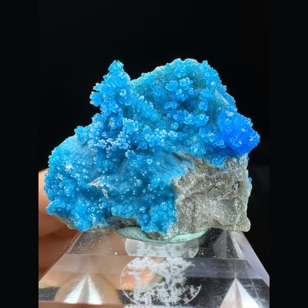 Jagged sparkling blue allophane from Qinglong — complete view