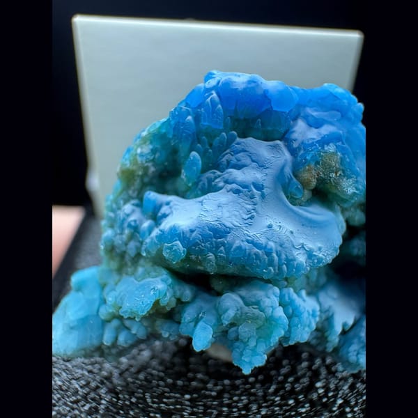 Bubbly neon cyan allophane from Qinglong — complete view