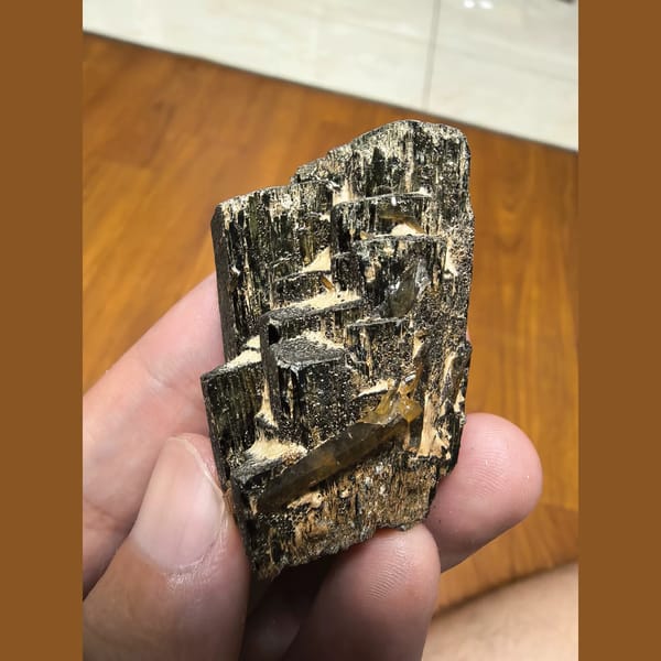 Sparkling hedenbergite cluster with quartz — complete view