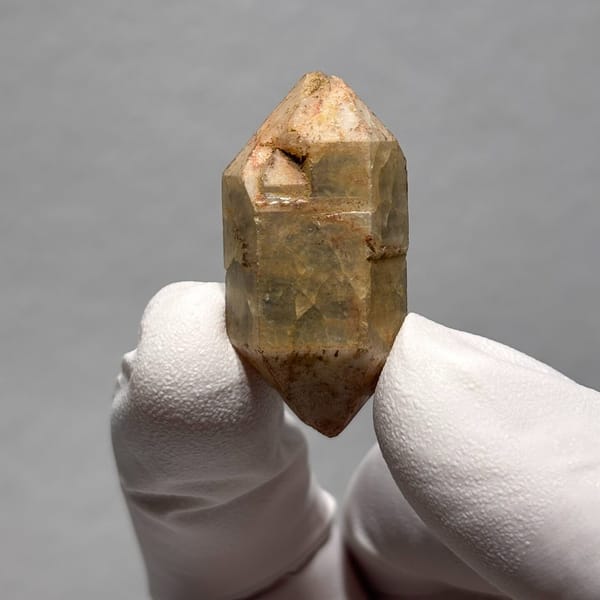 Old-Skin Capped DT Quartz Yunnan 3.5 cm — detail view