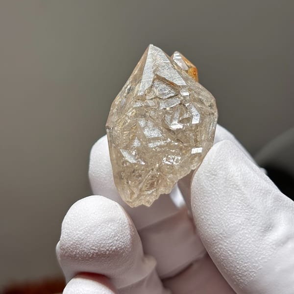 Skeletal Quartz Floater Jinkouhe 3.4 cm — complete view