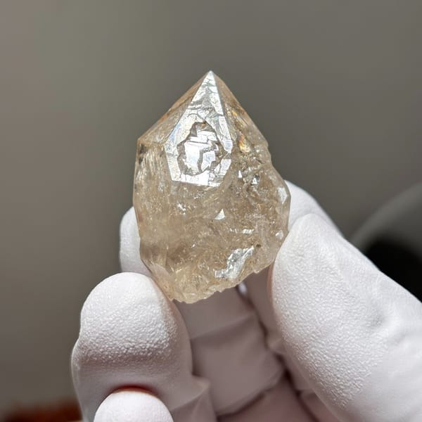 Skeletal Quartz Floater Jinkouhe 3.4 cm — alternate view