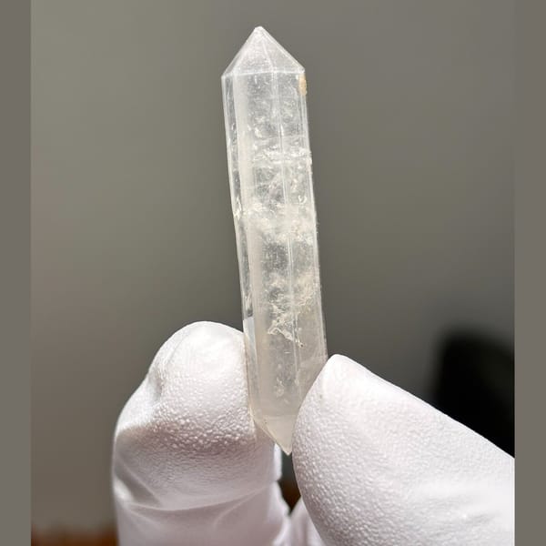 White Sketch DT Quartz with Vugs Yunnan 4.7 cm — complete view