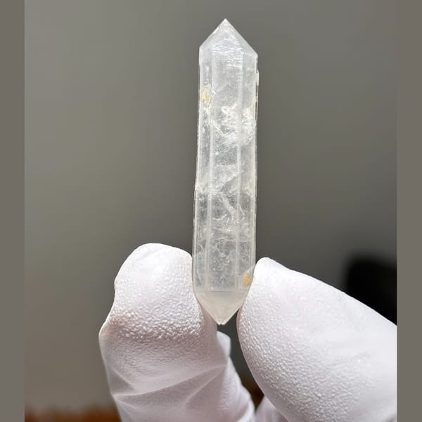 White Sketch DT Quartz with Vugs Yunnan 4.7 cm — detail view