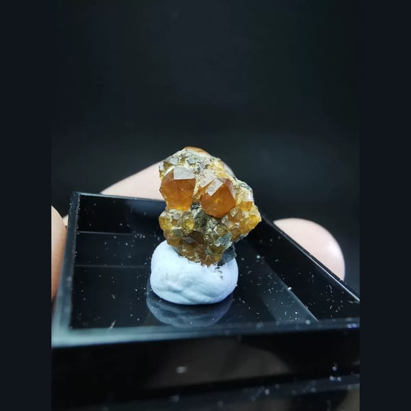 Orange Fanta garnet from Fujian — complete view