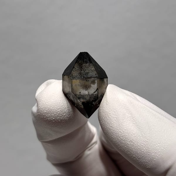 Capped DT Quartz with Vug Guizhou 2.2 cm — complete view
