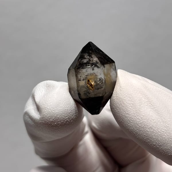 Capped DT Quartz with Vug Guizhou 2.2 cm — detail view