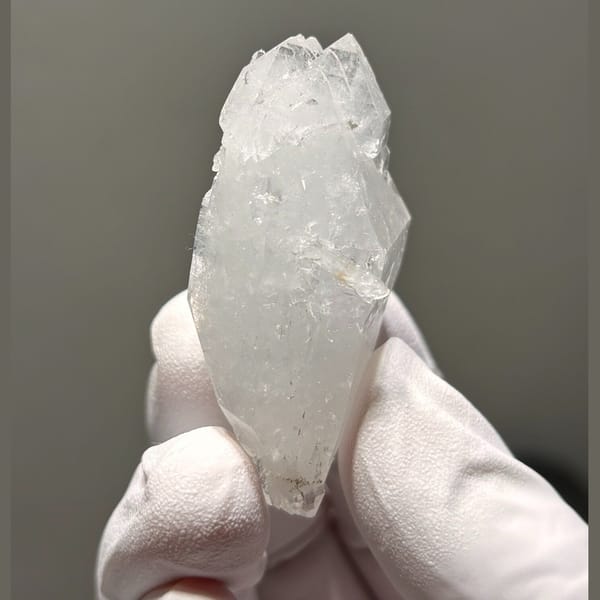 Quartz Floater Xuebaoding 5.2 cm — complete view