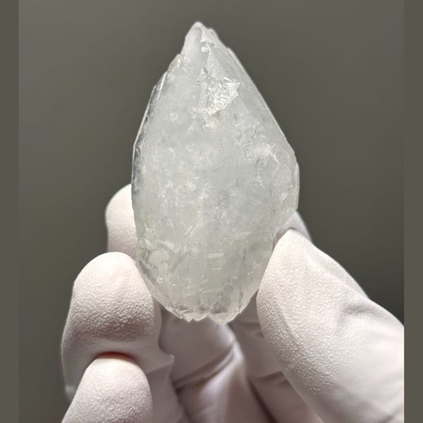 Quartz Floater Xuebaoding 5.2 cm — detail view
