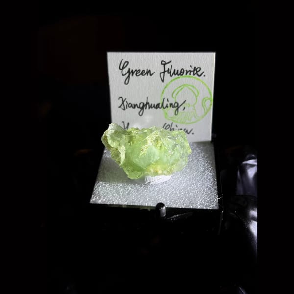Apple-green floater fluorite from Xianghualing — complete view