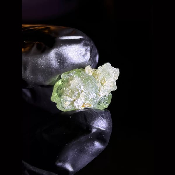 Apple-green floater fluorite from Xianghualing — detail view