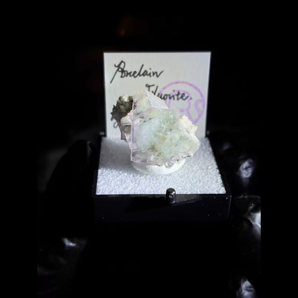 Porcelain fluorite with purple rim from Yaogangxian — complete view