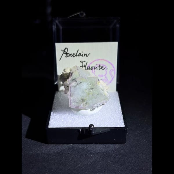 Porcelain fluorite with purple rim from Yaogangxian — detail view