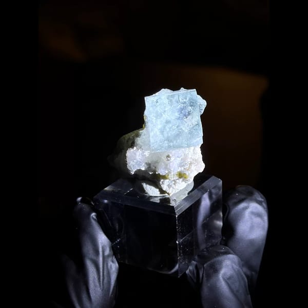 Mint-green cubic fluorite on quartz from Daguishan — complete view
