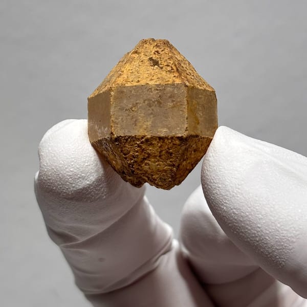 Old-Skin Capped Quartz Yunnan 2.7 cm — complete view