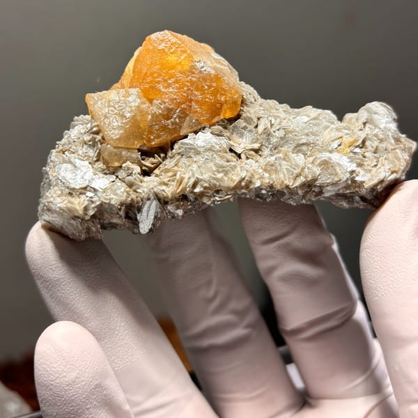 Scheelite Xuebaoding 7.5 cm — alternate view