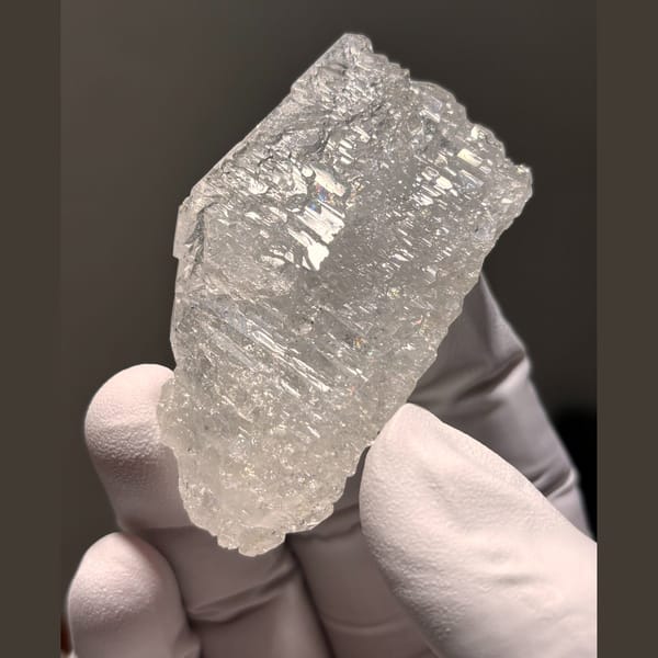 Skeletal Quartz Floater Jinkouhe 6.5 cm — detail view