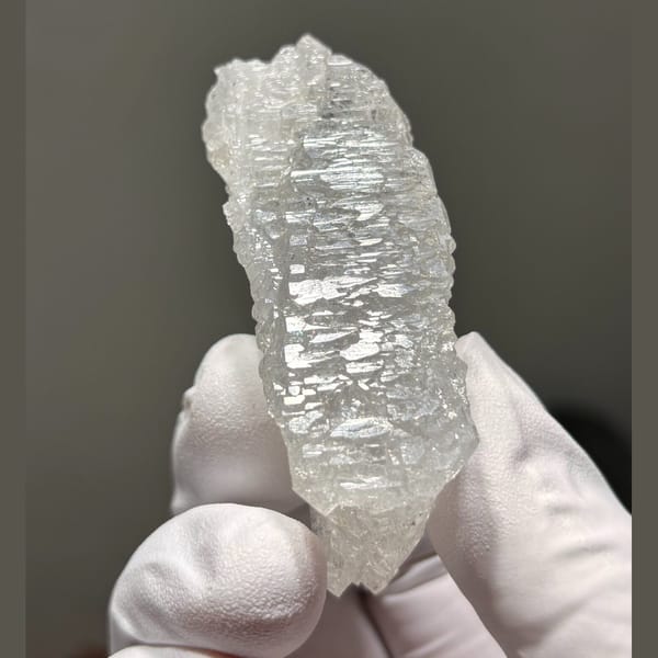 Skeletal Quartz Floater Jinkouhe 6.5 cm — detail view