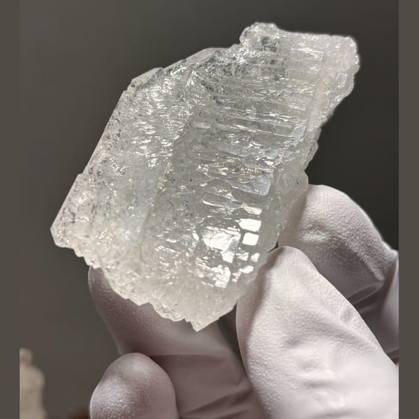 Skeletal Quartz Floater Jinkouhe 6.5 cm — detail view