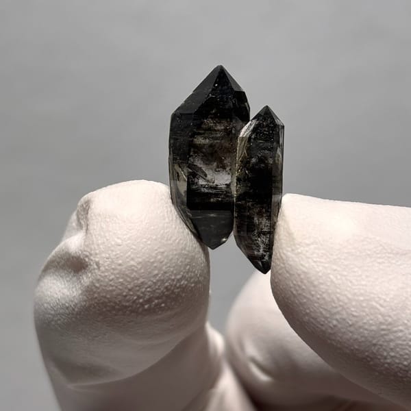 Twin DT Quartz Yunnan 2.2 cm — complete view