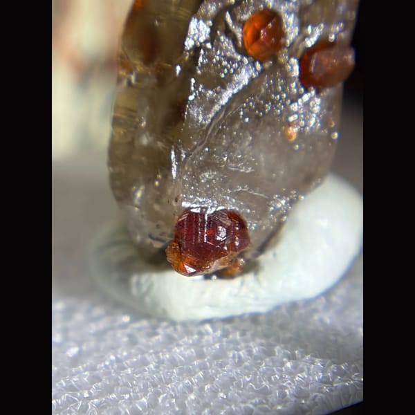 Spessartine garnet on smoky quartz from Fujian — detail view