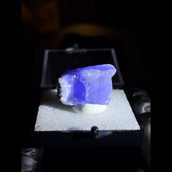 Jelly-blue fluorite on quartz from Xinyang — complete view