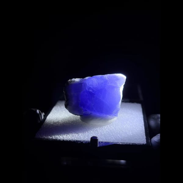 Jelly-blue fluorite on quartz from Xinyang — alternate view