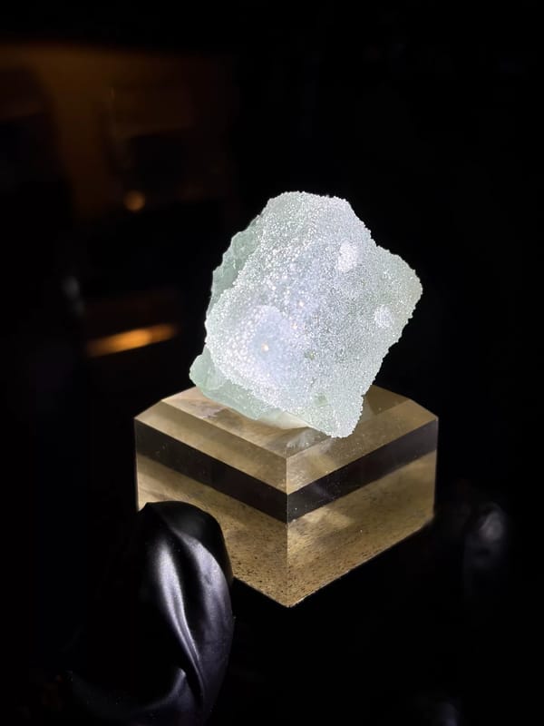 Complete narrow side of the Fujian fluorite single crystal
