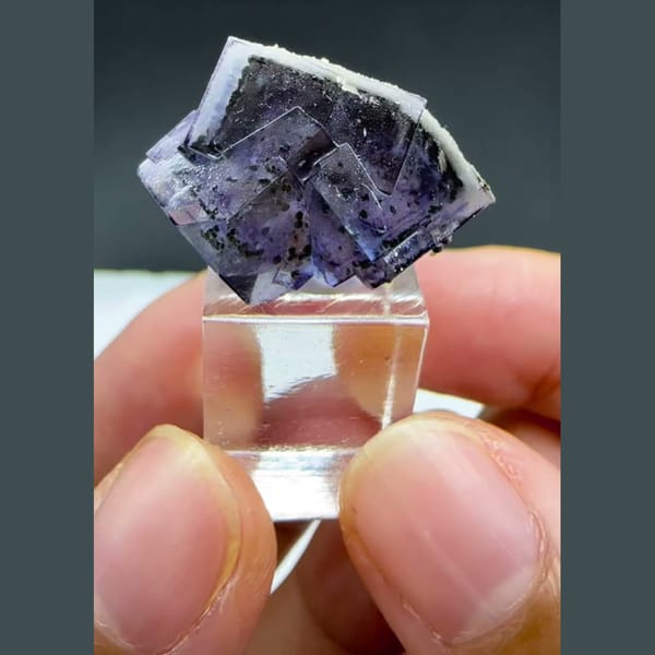 Purple Fluorite with Chlorite Yaogangxian 2.1 cm — detail view