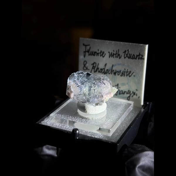 Etched blue fluorite with rhodochrosite from Piaotang — alternate view