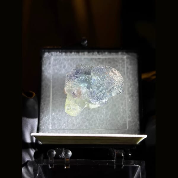 Etched blue fluorite with rhodochrosite from Piaotang — detail view